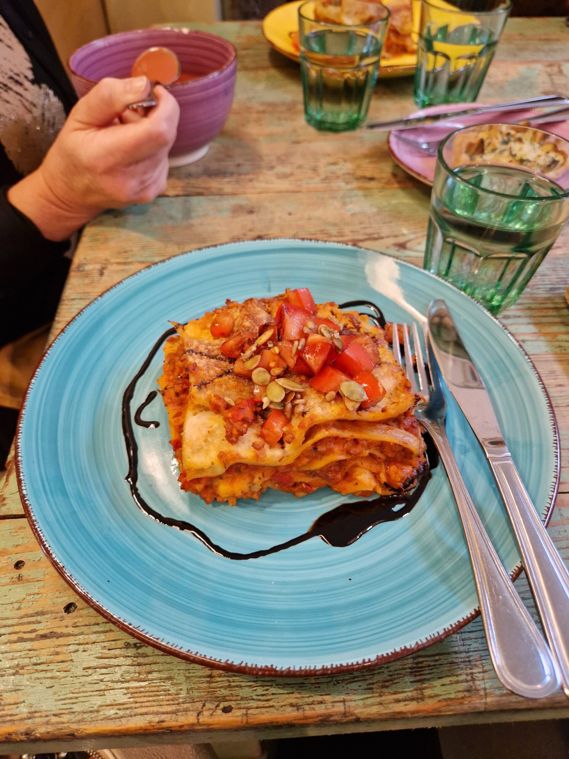 Ruokalautanen pöydällä. Lasagneannos.