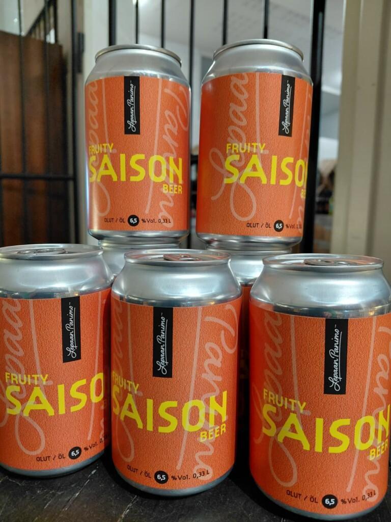 Viisi samanlaista Saison-oluttölkkiä.