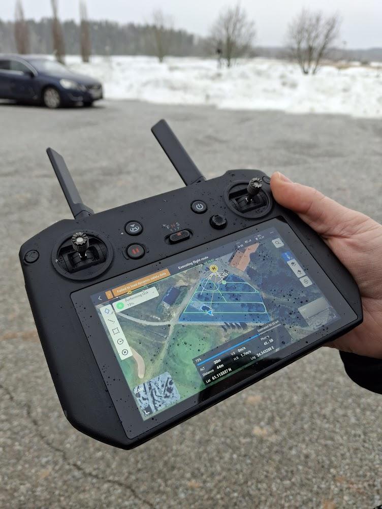 Droneohjain, jossa on kuvassa esiohjelmoitu lentoreitti.