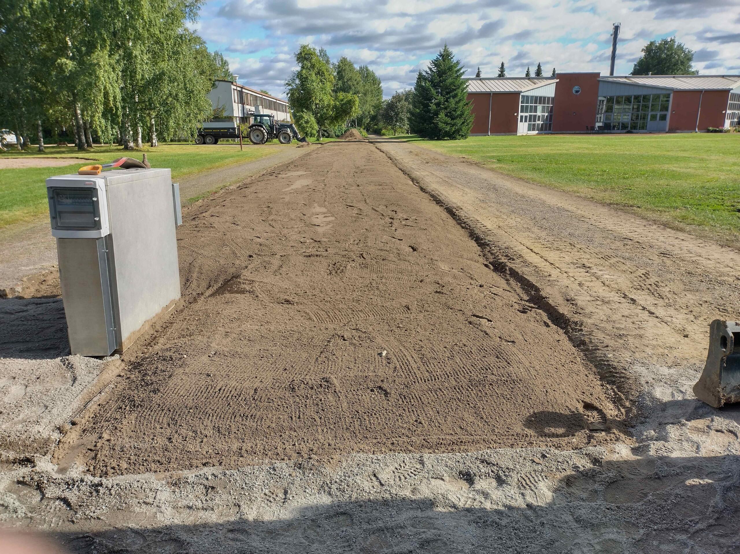 Suorakaiteen muotoinen alue. Täytetty tuoreella kasvualustalla.