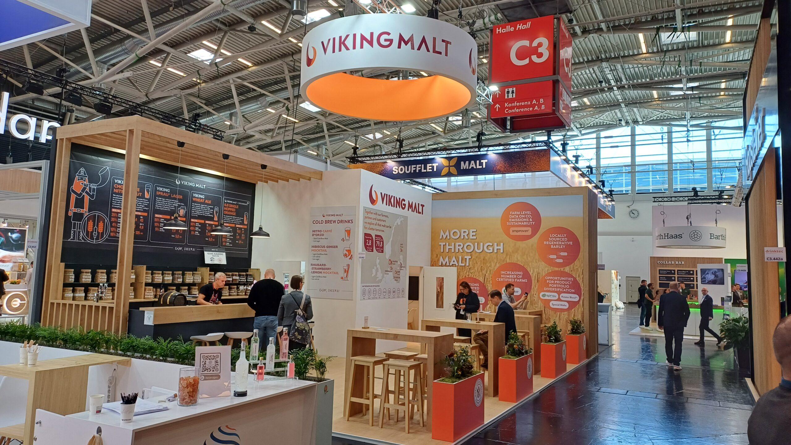 Viking malt -yrityksen messuosasto. Baarimainen osasto, jossa on paljon puurakenteita