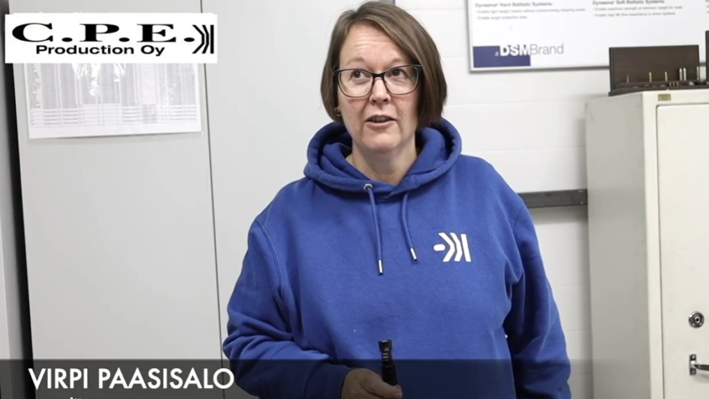 Kuvassa on rusekatukkainen ja silmälasipäinen nainen haastateltavana.