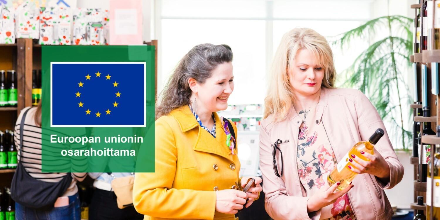kaksi naista katsoo viinipulloa. eu:n osarahoittama -logo.