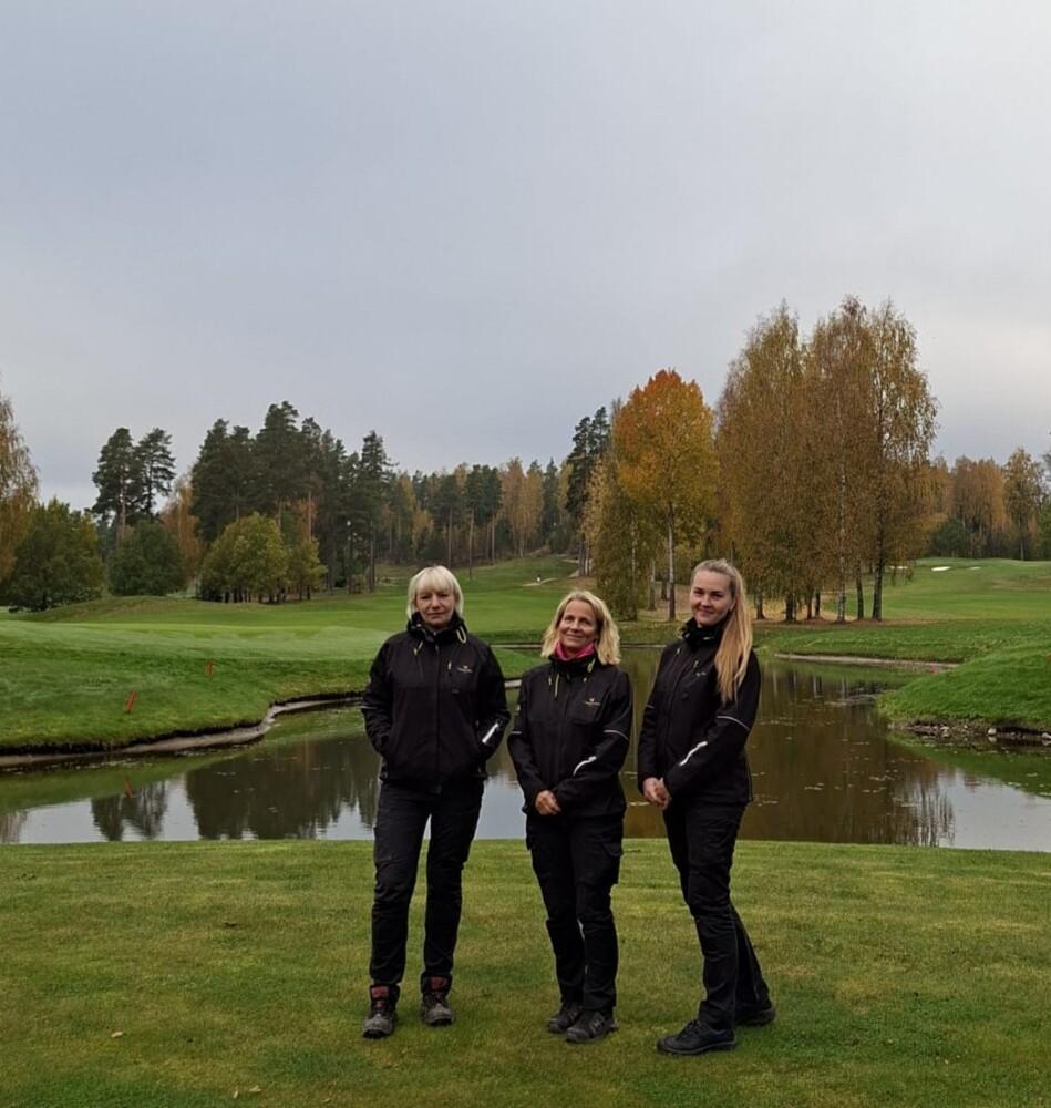 Kolme naista katsoo kameraan Vanajanlinnan Golfkentällä.