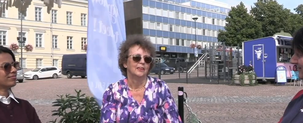 Kuvassa Carita Nyberg Hämeenlinnan torilla aurinkolasit päässä.
