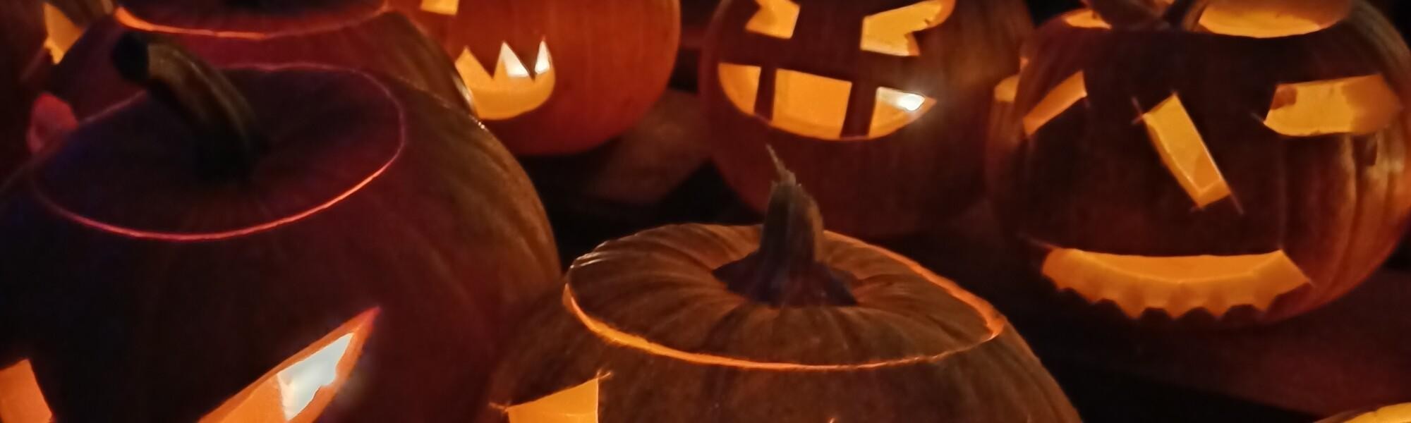 kurpitsoita, joiden sisällä loistaa valo